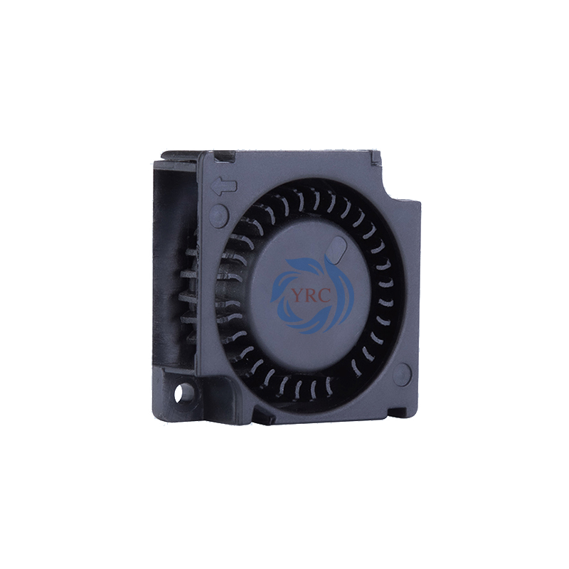 在選擇散熱風(fēng)扇調(diào)速方式時，如何平衡設(shè)備性能與噪音控制